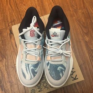 Kids' Kyrie 8 GO (GS) Shoes